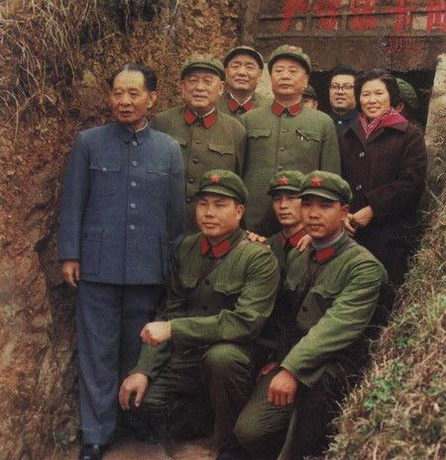 在对越自卫反击战的一个坑道里，看见了胡爷爷，余秋里中将、尤太忠上将、张廷发少将，