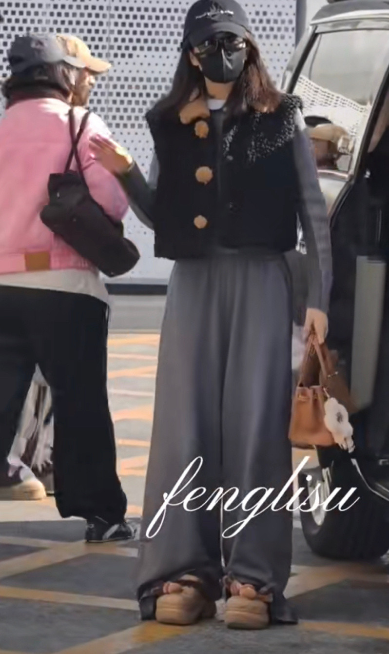 白鹿出发录制《亲爱的客栈》，穿搭不错哦！录制顺利