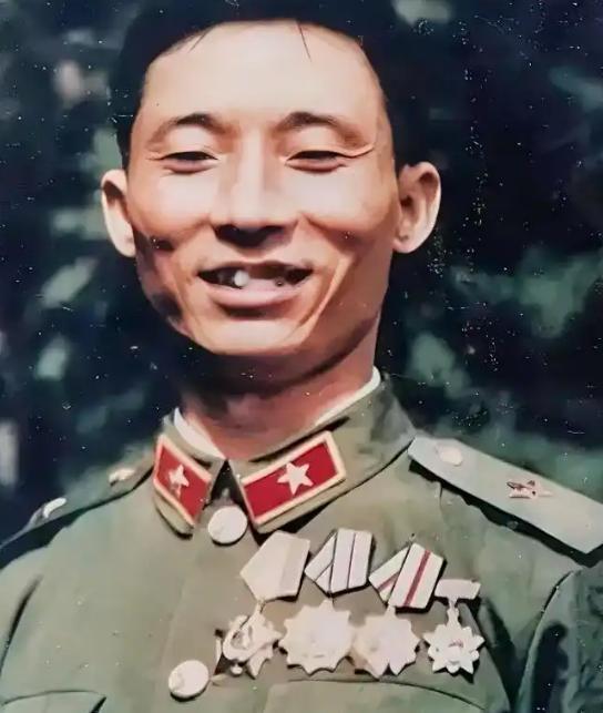 1978年底，26岁的副连长刘保健回乡探亲，父母催婚催得紧，无奈之下，他硬着头皮