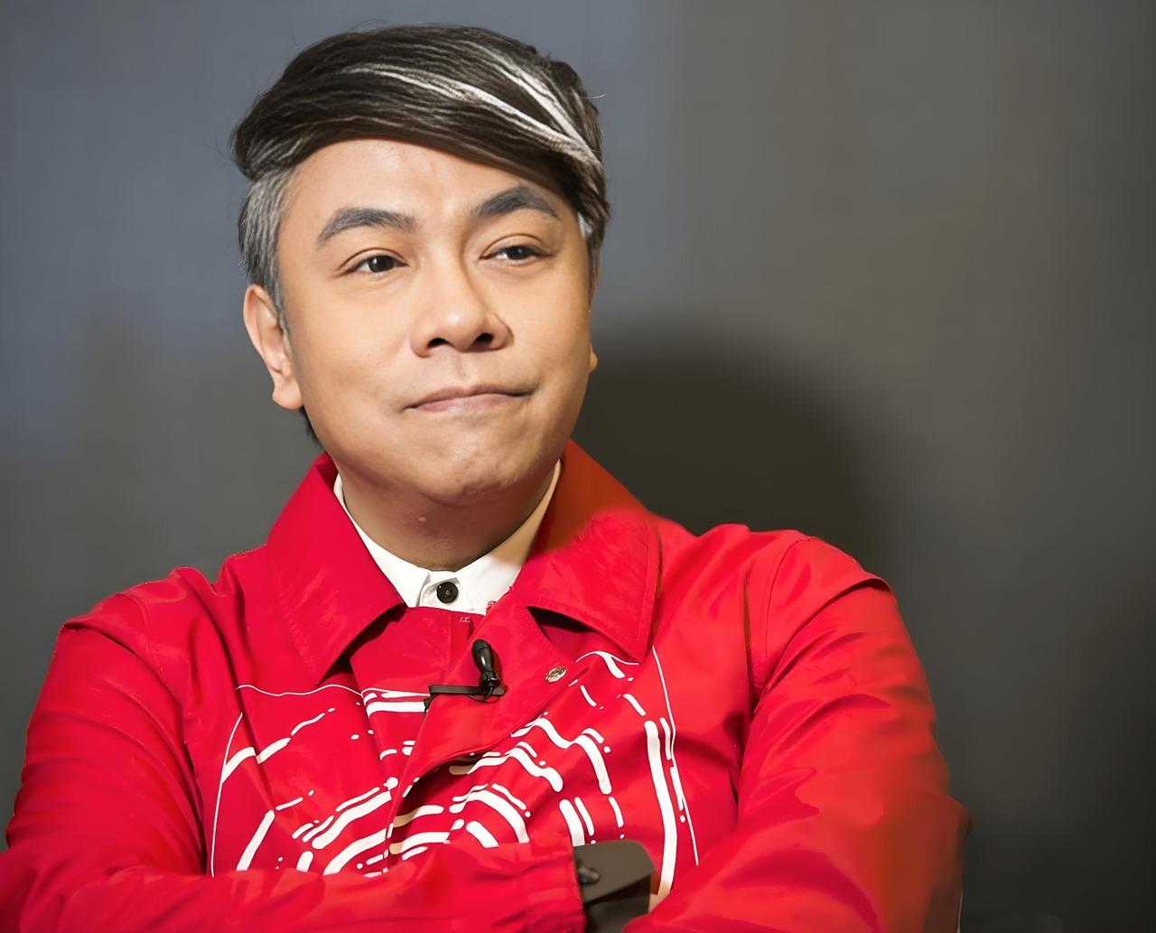 解放军钧正平亲自下场点名一个综艺主持人！蔡康永被两大品牌连夜切割、作品全下架，这