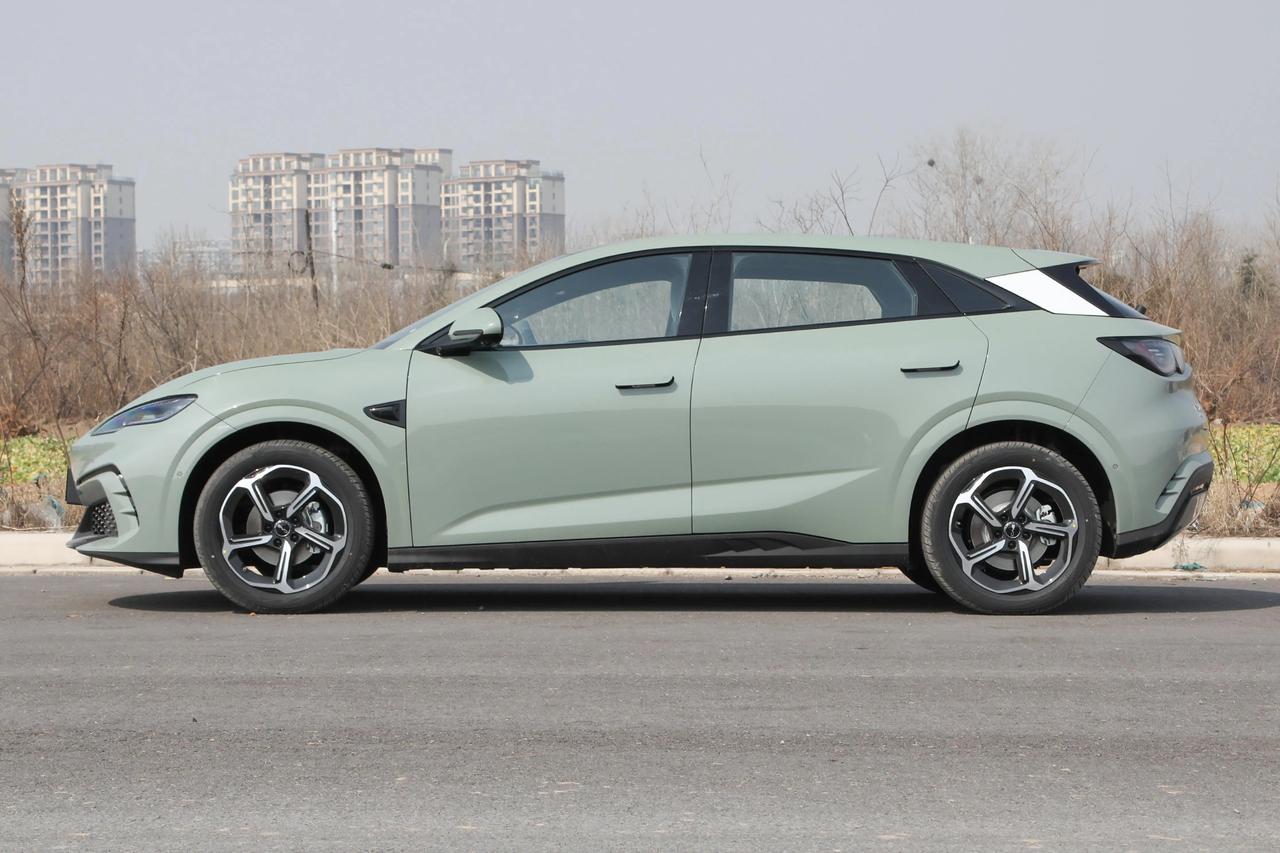 比亚迪又上新两款新车型，主要是瞄准了年轻化，运动和时尚气息，和老款比升级确实挺大