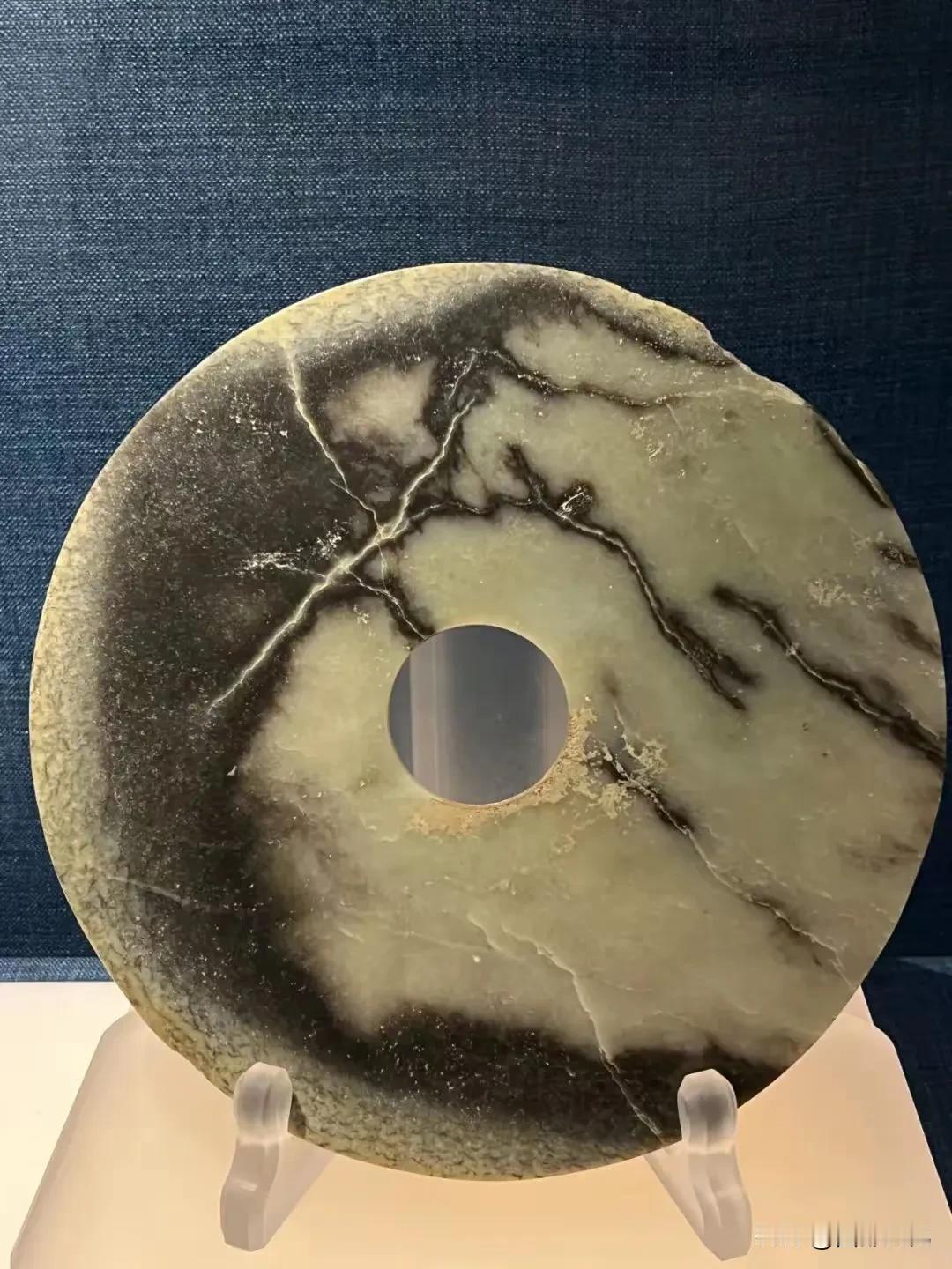 齐家文化玉器，精美绝伦，据考证，这些玉器的玉，大多出自甘肃马衔山。手感温润，以绿