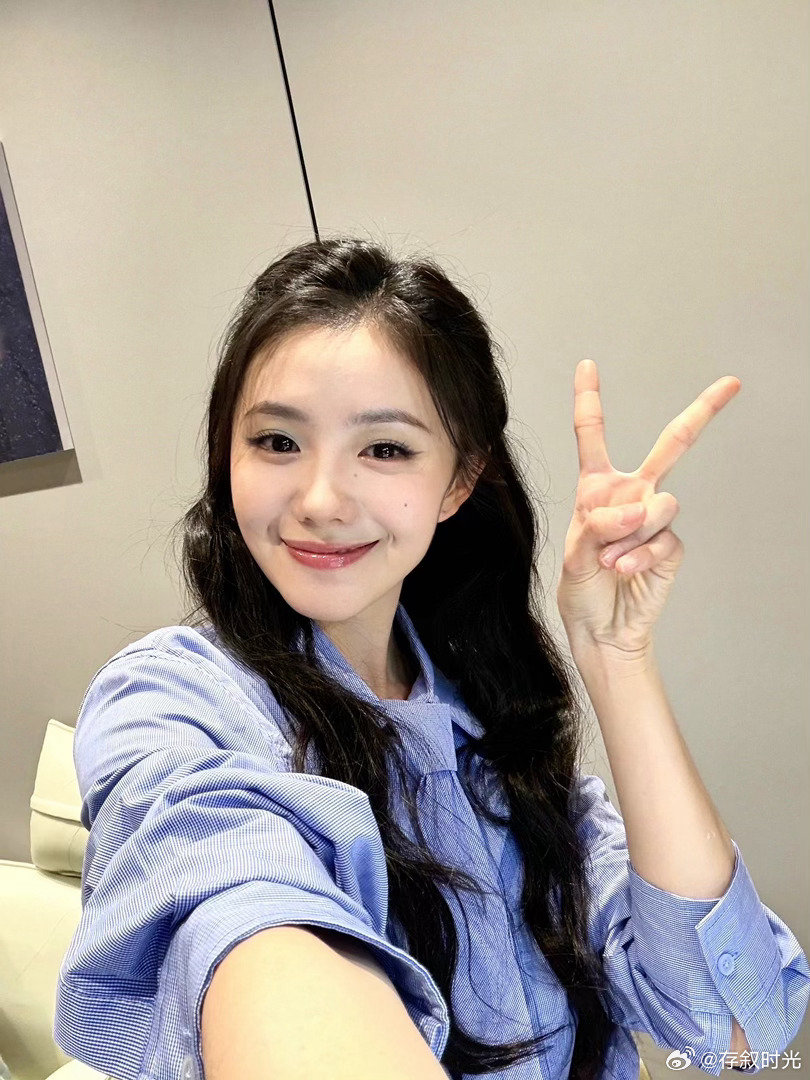 #刘浩存##刘浩存#拍照爱比耶的存​