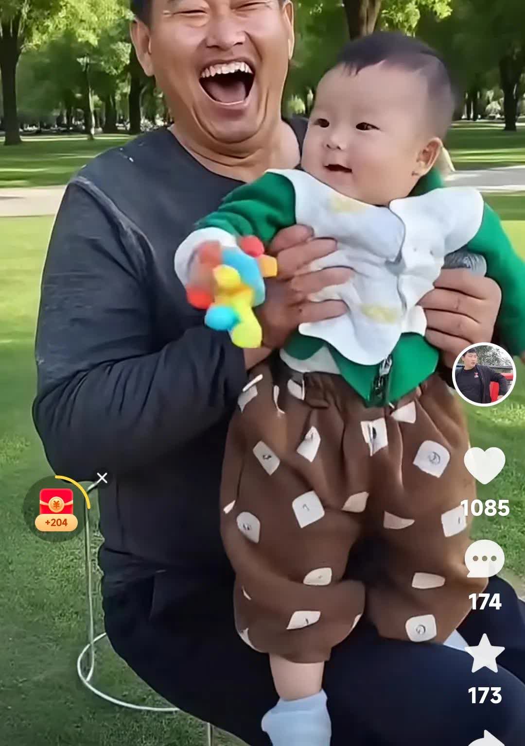 什么叫隔辈亲？看着朱之文抱着孙子，乐的这嘴张得太大了，这也太高兴了。