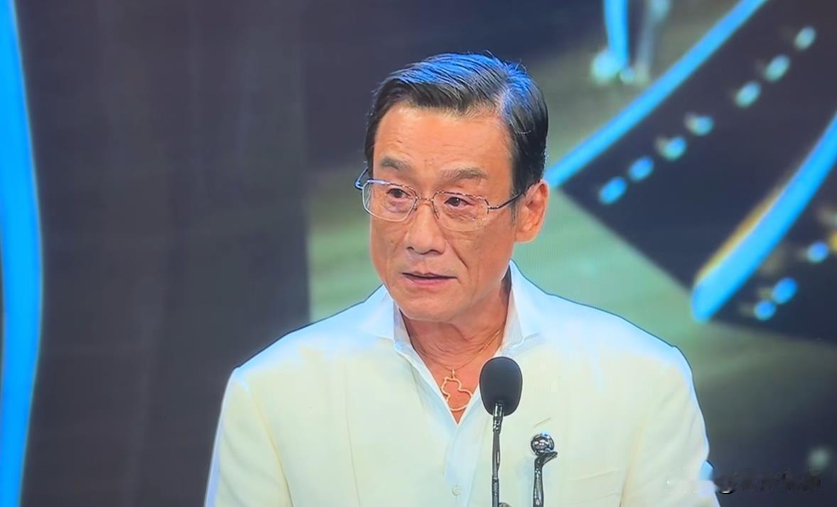 梁家辉第五次拿下金像奖影帝，68岁演反派还吊威亚，他真不累吗。昨天晚上刷手机看