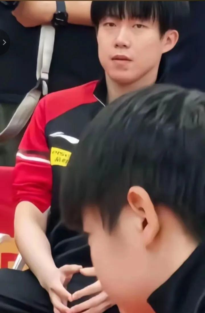 我觉得大家是自作多情了，大头这手势哪有什么特别的意思啊？昨天的活动，莎莎曼玉两