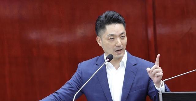 蒋万安这次终于硬了一回，直接向“去中国化”的屠刀亮剑了！面对绿营政客要把“中国人