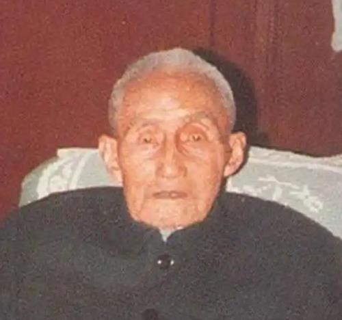 1949年，原79军军决定自尽，但一想到自己那20岁的妻子，便放下了手中的枪。