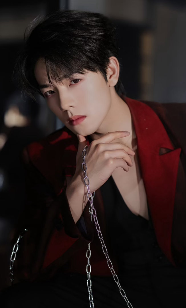 曾辉看着就劲劲的日常自律健身的成果肉眼可见，流畅的肌肉线条超亮眼，再加上短剧里