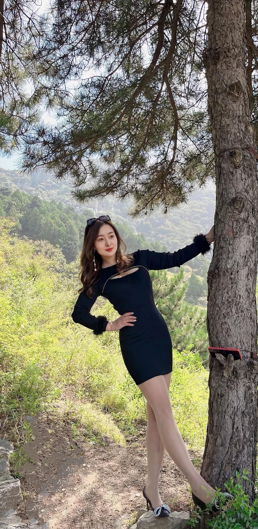 森林中的时尚女郎，黑裙与绿意相映成趣