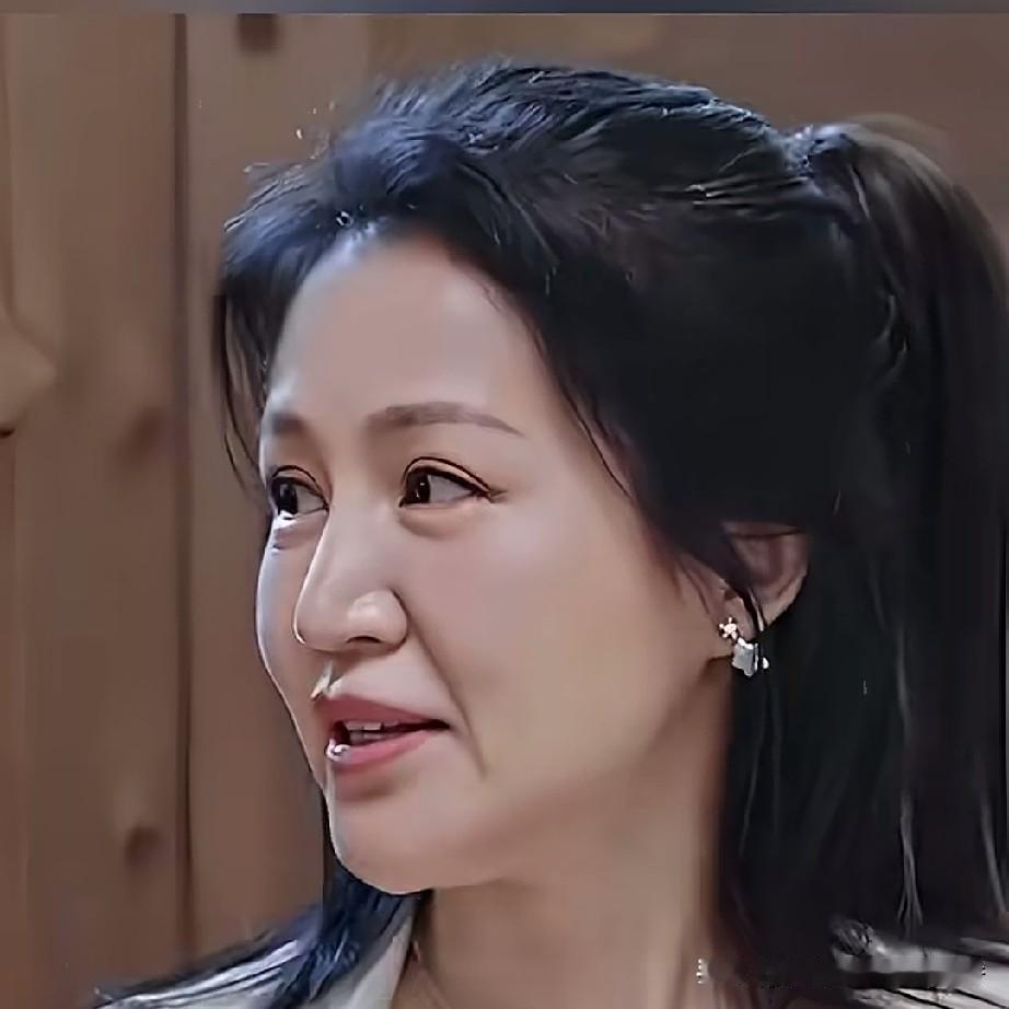 陆毅真是一个宠妻狂魔，他和鲍蕾在参加访谈类节目中透露，他们结婚三十年了，鲍蕾从来