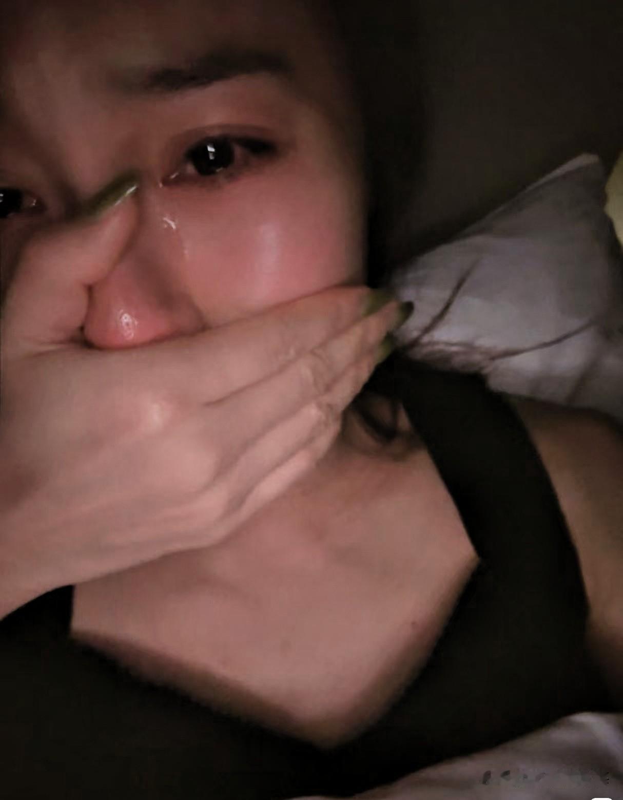高考完男孩躺床玩手机，妈妈一个按摩动作，断送19岁少年一生心里堵得难受，分享