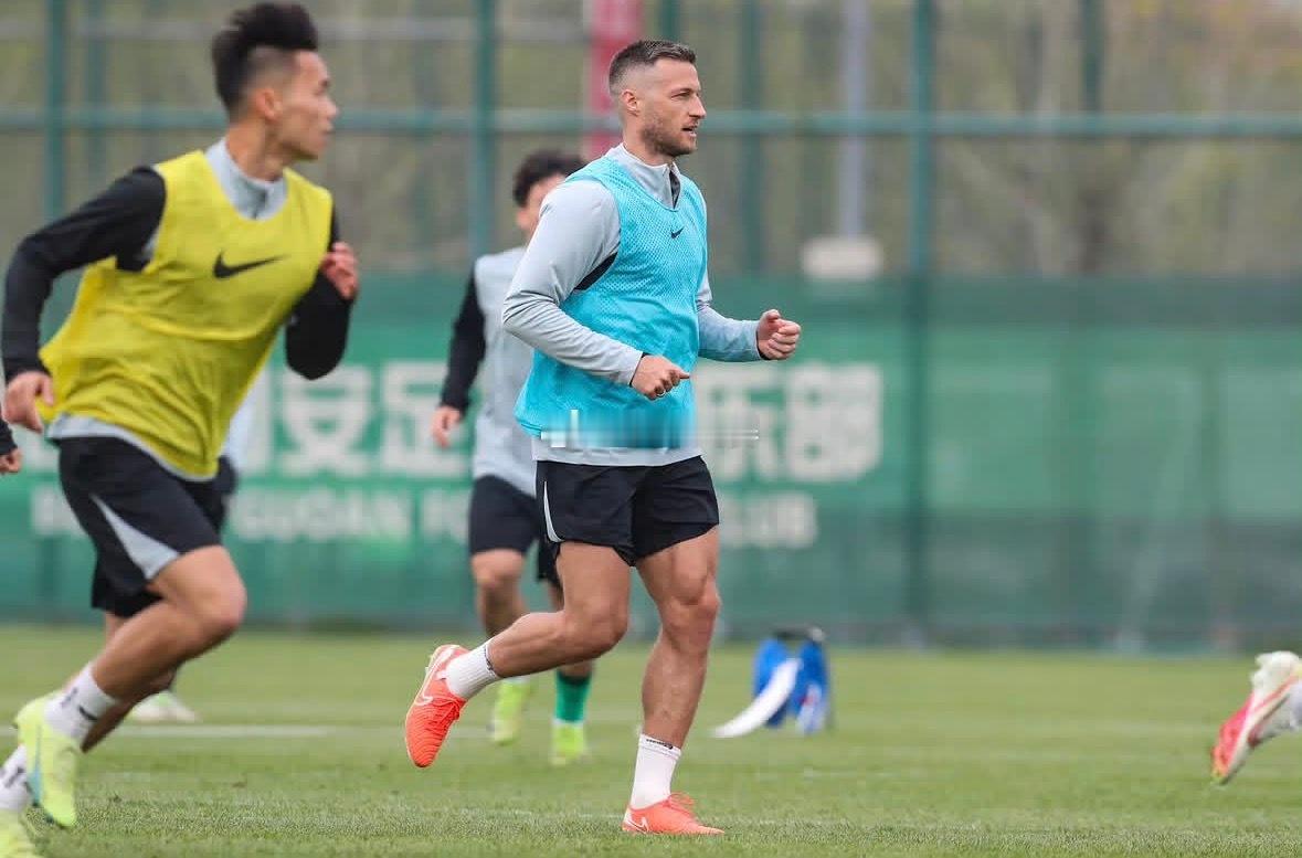 北京国安北京国安国安球员斯帕吉奇更新社交媒体，展示有球训练状态。