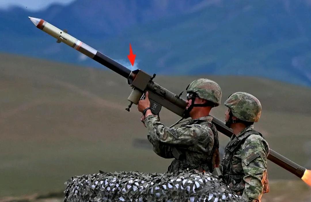 “红缨”6是中国第三代单兵便携式防空导弹，采用被动红外寻的，配备了全数字四元红外