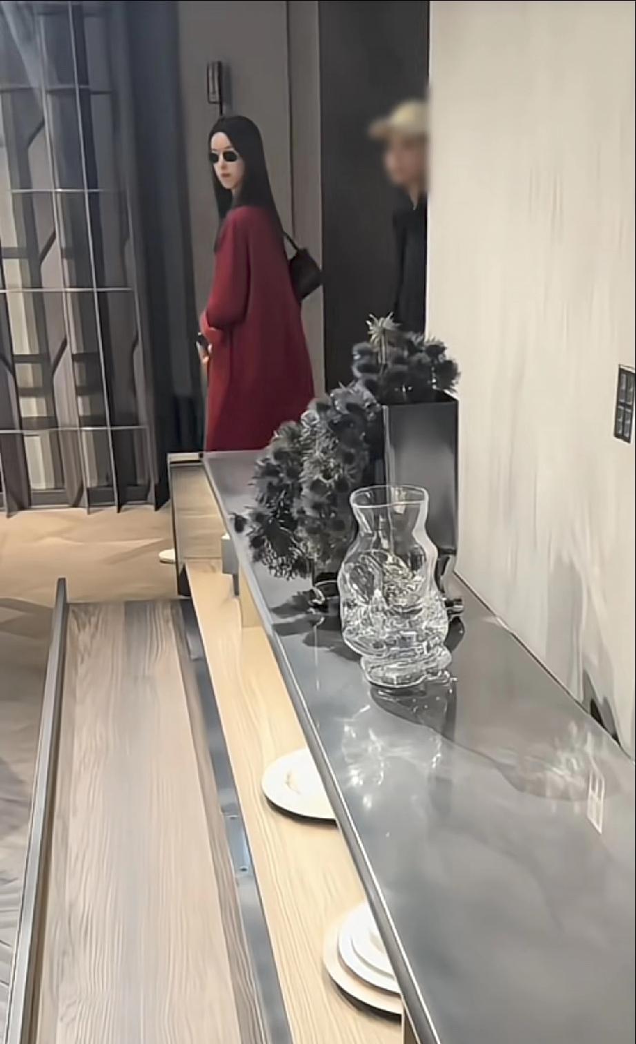 章泽天怎么一下子瘦成这样，她逛意大利奢侈品牌被偶遇，路人镜头下侧面特别干瘪，就像