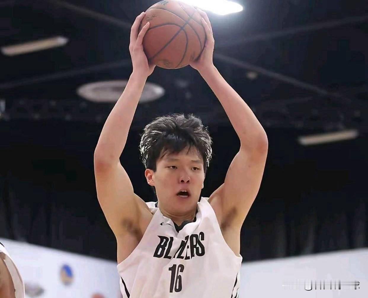 意外伤病！北京时间2月25日，被下放到发展联盟的杨瀚森原本应该跟随开拓者下属球队