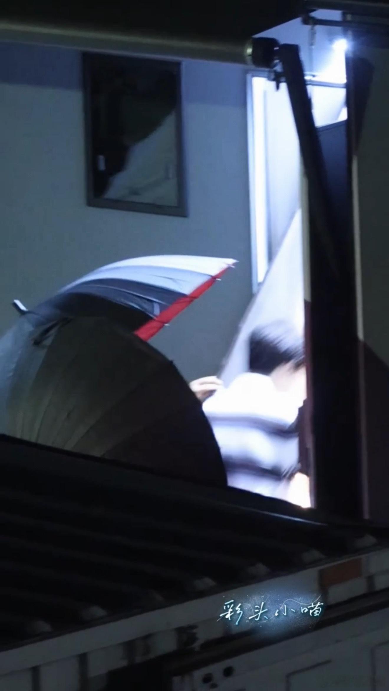 看到今天穿黑白条纹上衣和白裤子的笑兮兮都会觉得好不一样哦​​​