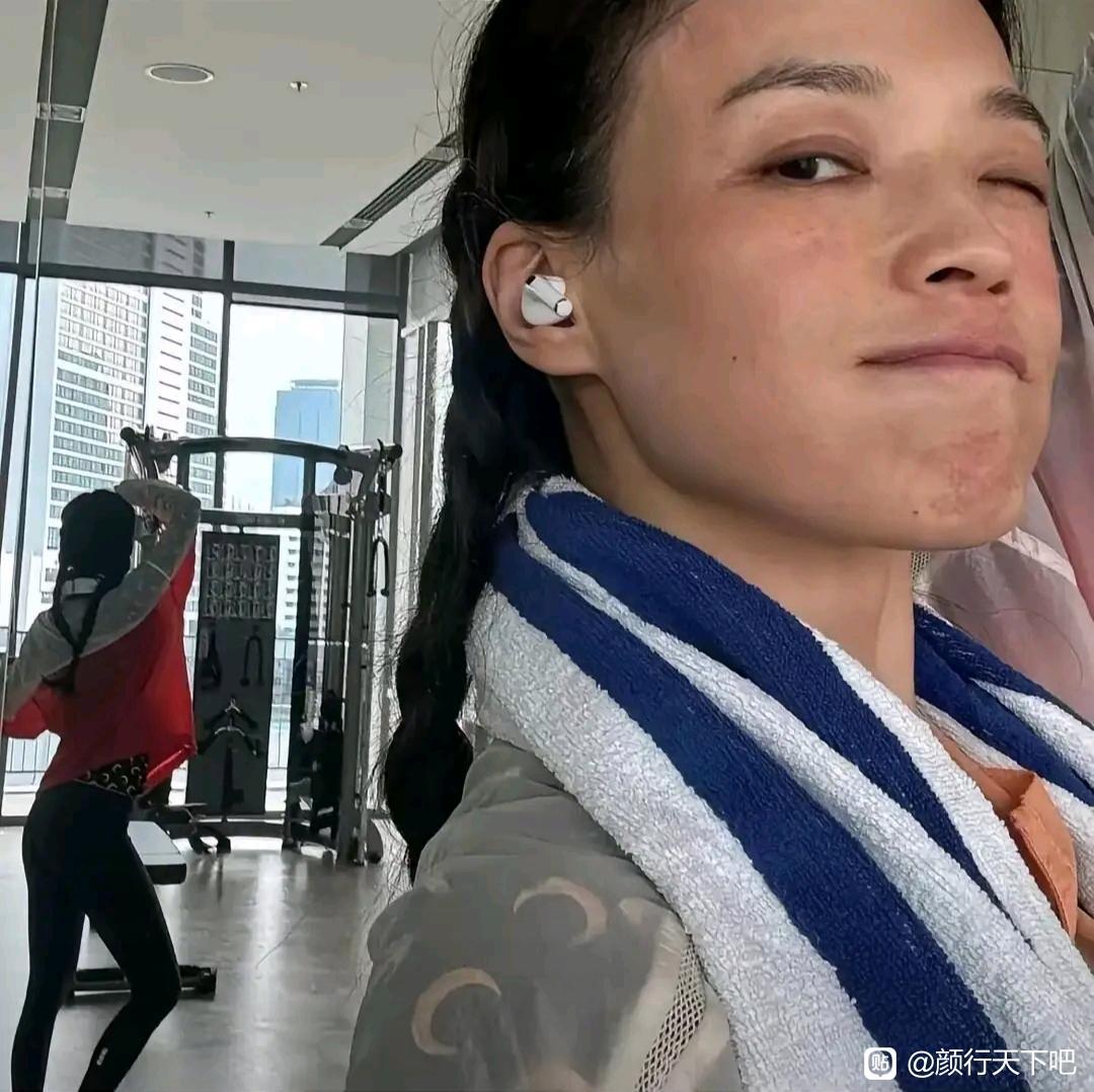 我很佩服舒淇的真实，这是她自己分享的健身照片，最真实的她就是这个样子。其实，我