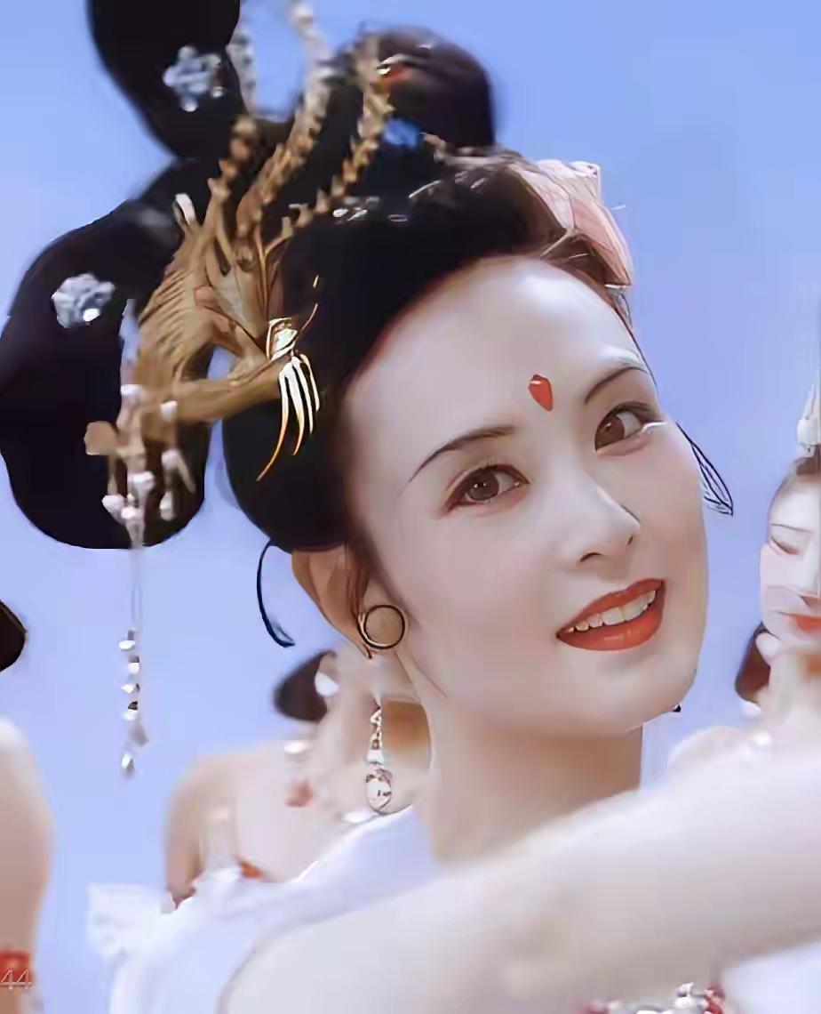 你就说这仙不仙吧，从发型到妆容再到演员的长相气质，就是很贴“广寒宫”“仙子”
