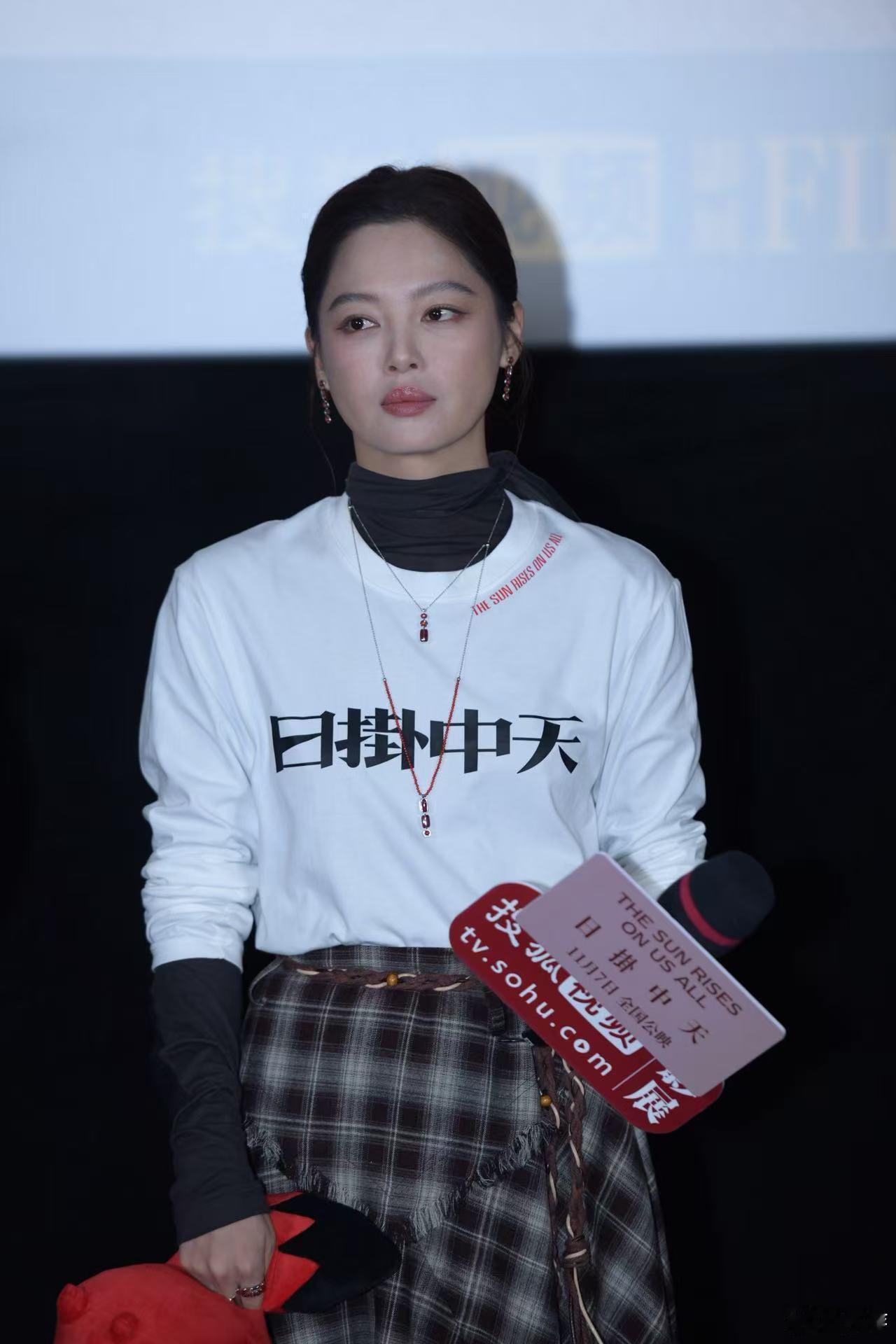 辛芷蕾电影里的小肚子是真的辛芷蕾辟谣为拍戏增重20斤辛芷蕾在《日掛中天》首映礼