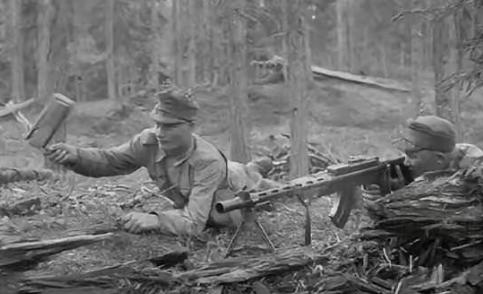 1945年，机枪手杜相云发现，日军掌握了他的射击规律，每次他一开枪，日军就卧倒，