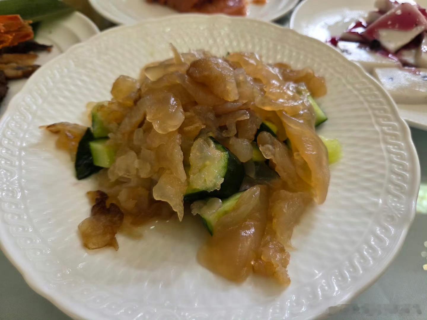 新郎回应4000元一桌婚宴上菜带冰渣这预制菜…太差了，这饭店真是脸都不要了！