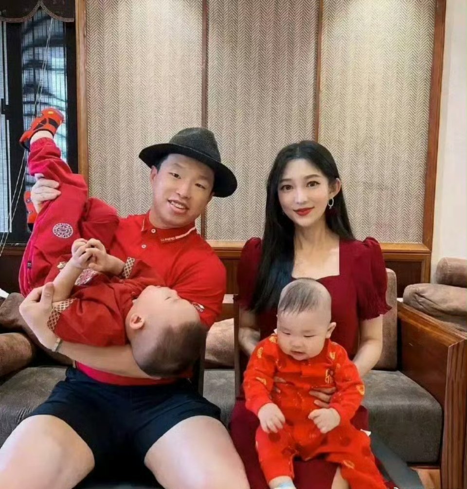 这个明星的基因太强大了，这么漂亮的老婆都改变不了​​​