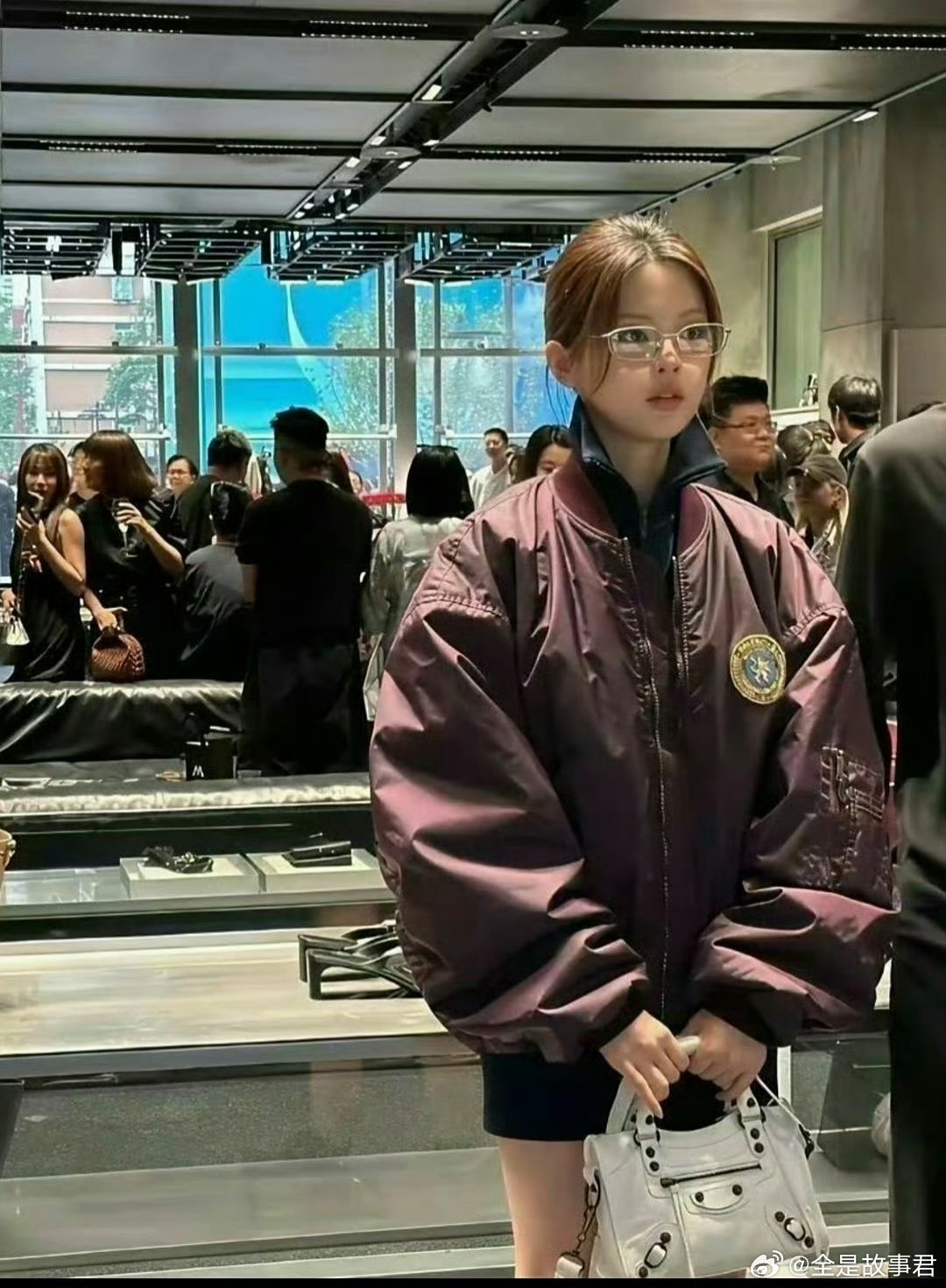 杨超越粉丝拍的线下生图，脸真的好小！​​​