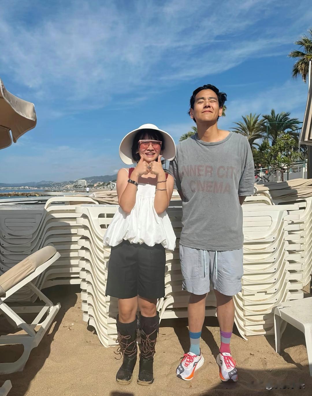 42岁彭于晏早法国海边度假被偶遇，他的穿衣打扮随性，没有化妆，依然看起来很帅气，