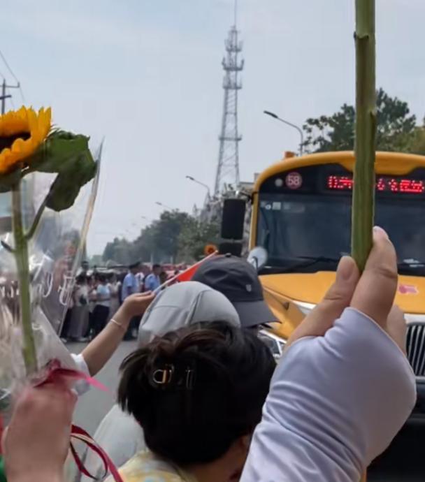 伺候了三年的外孙，高考结束后立刻搬走，我前去探望，到门口时笑了！我今年63岁，