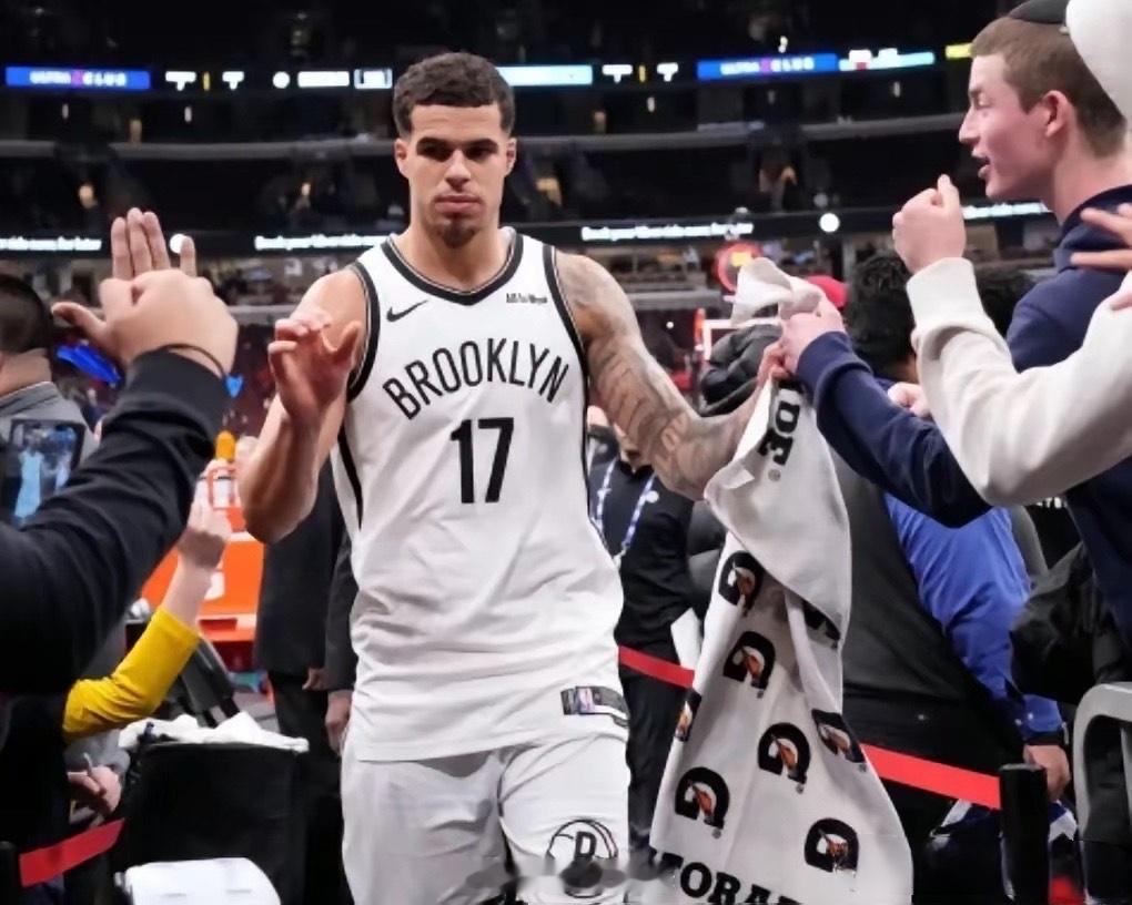 雄鹿在寻求继续升级阵容，来留住字母哥。雄鹿5换2交易来波特和小火车?雄鹿:送出库