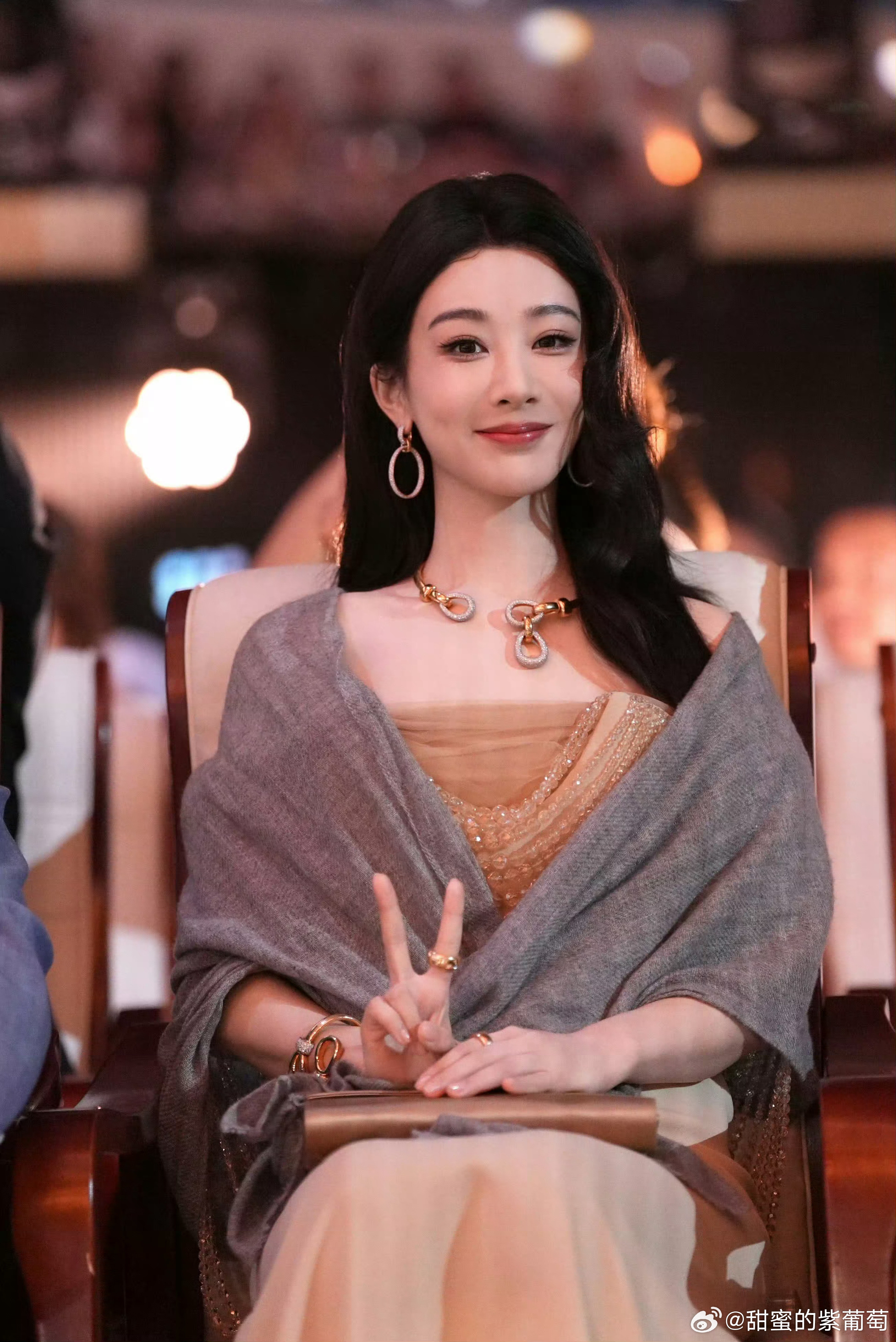 杨紫笑意治愈动人，端庄大方，每一处神态都很出彩杨紫｜杨紫玉兰花开君再来杨紫董竹