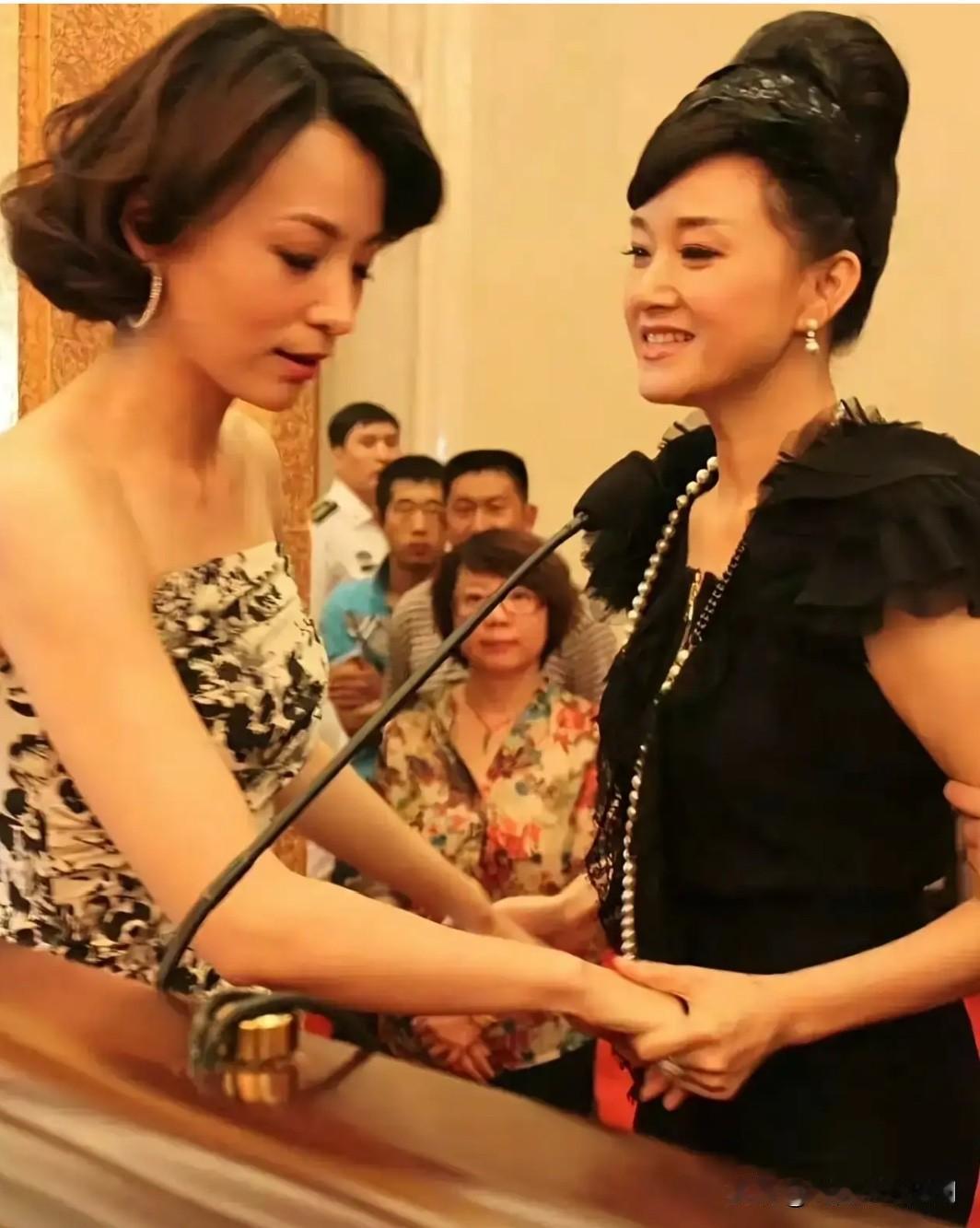 一位是著名主持人，谈吐优雅、妙语连珠。一位是著名歌唱家，歌声动人，家喻户晓。老朋