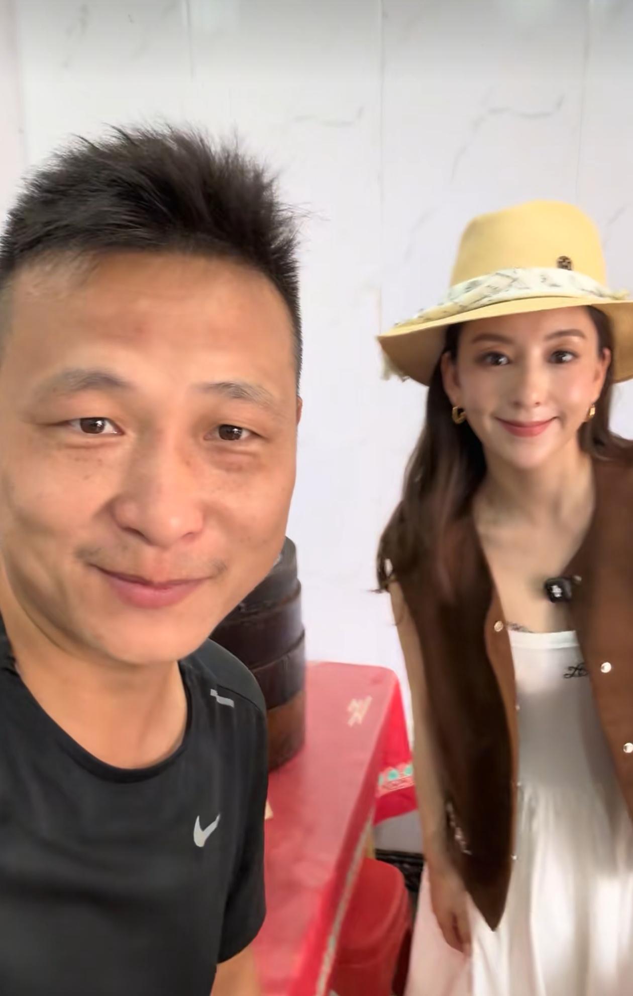 天王嫂方媛的幼儿园同学嘴都笑歪了，除了近距离合影，还爆料方媛经常找他买野生鱼虾给