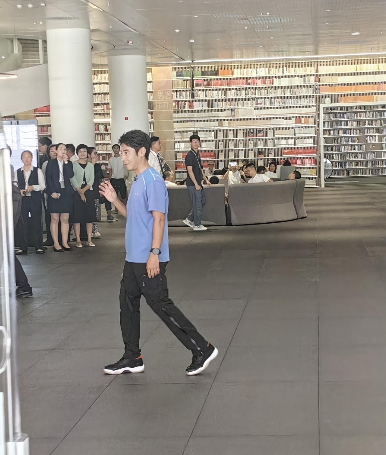 9月10日，有网友在深圳偶遇撒贝宁，他现身图书馆北馆的画面。前天撒贝宁还在成都