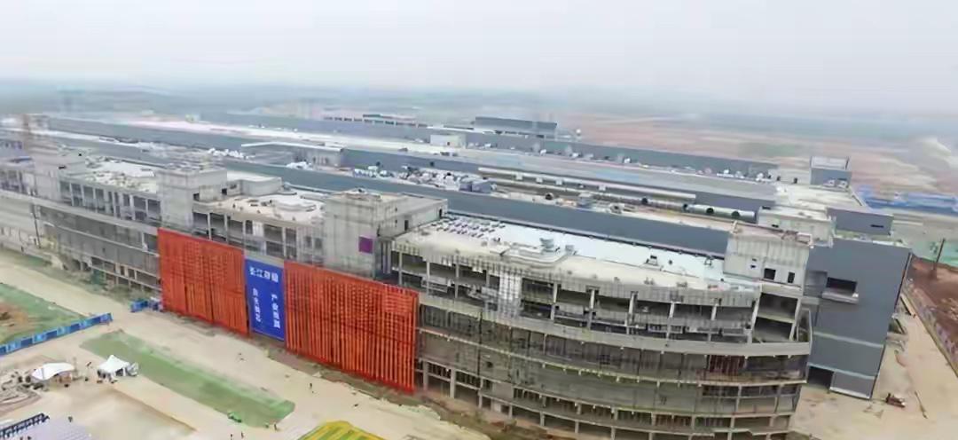 中国储存芯片如何破局？答案就藏在长江储存的全国产生产线上。在全球存储芯片涨价的