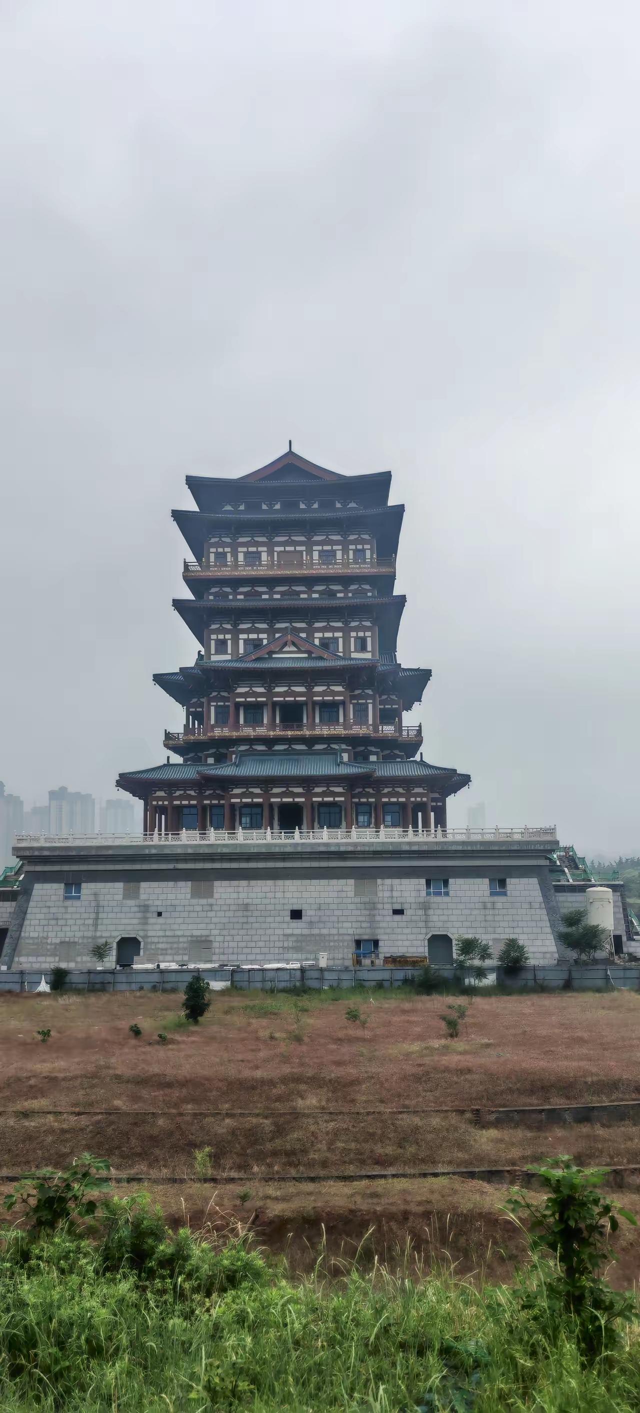 洛阳中轴线最北端的翠云阁建好了，不过，估计与中轴线链接可能是没有希望了。