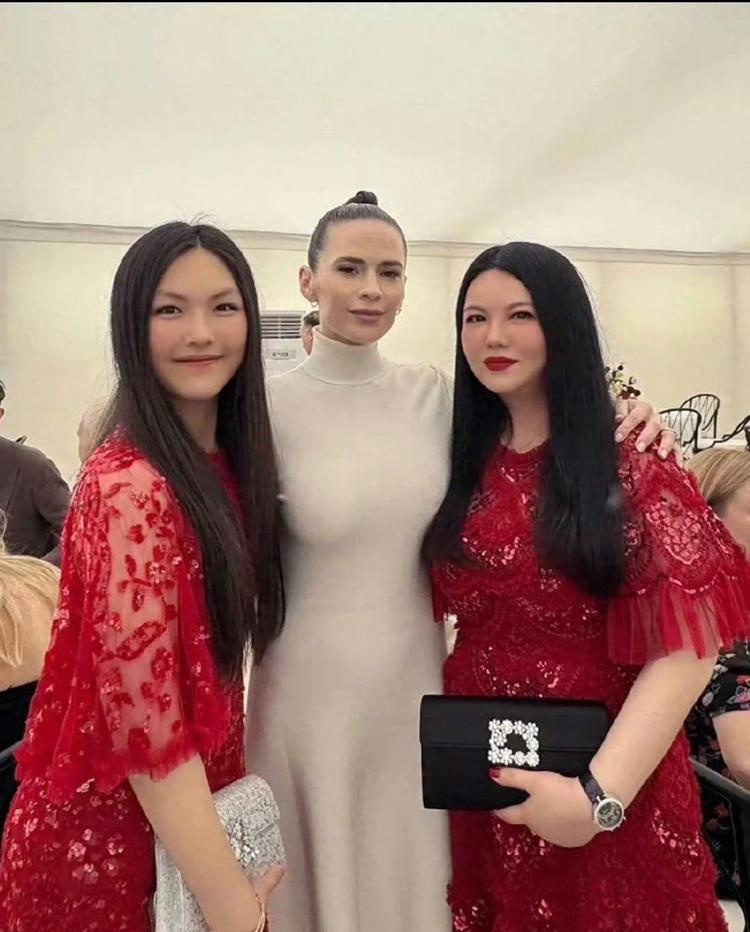 15岁的王诗龄真尴尬，和妈妈一起穿红色姐妹装，看起来像中年妇女[捂脸哭][捂脸哭]