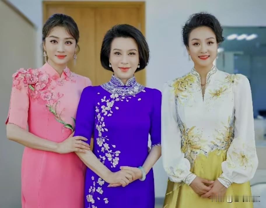 3京剧名家同台，你欣赏梅韵还是程风？中间是京剧程派艺术的代表性传人迟小秋，北