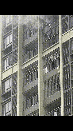 女子洗澡时突然发生火灾，来不及穿衣服，就赤身徒手翻过栏杆逃生，勇气可嘉。看她胆子