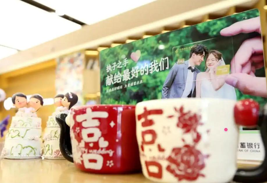 银行能办结婚证了！看到这个标题，一些网友忍住不会吐槽：银行这是不务正业啊！