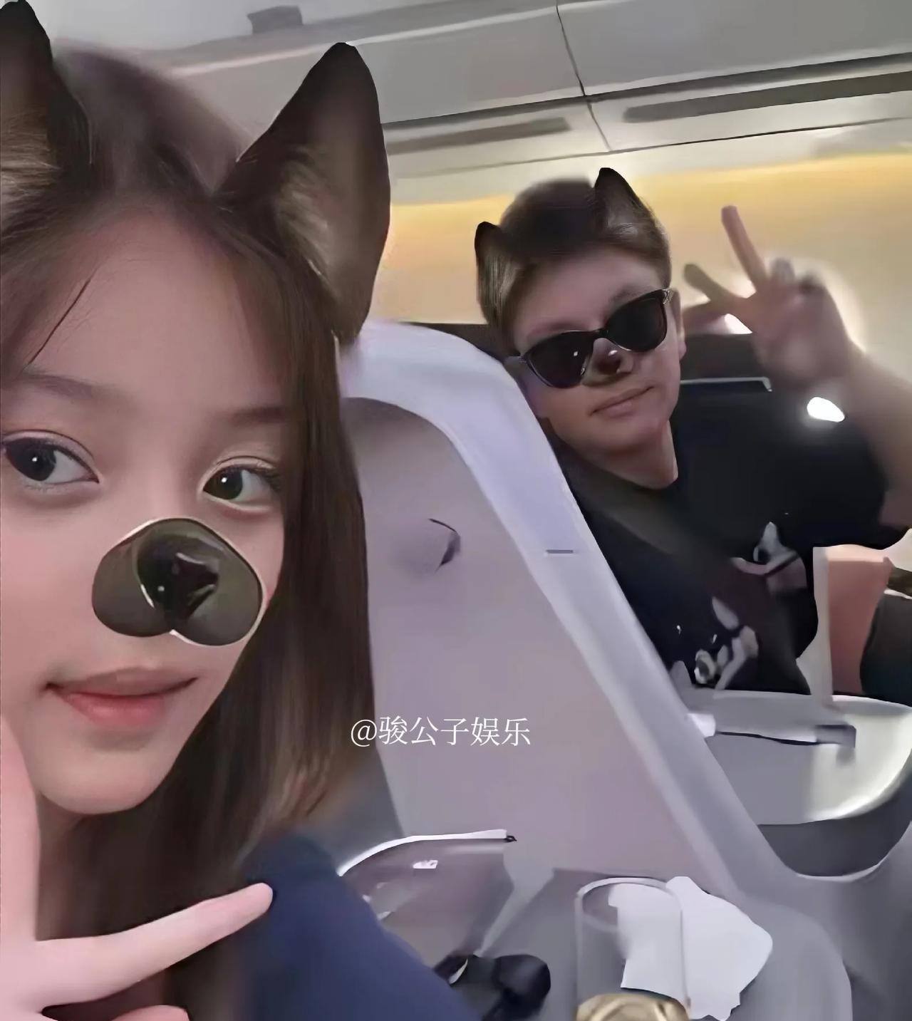贾乃亮带着女儿前往新加坡游玩，13岁的甜馨打扮风格偏成熟，显得有些老气，但长相越