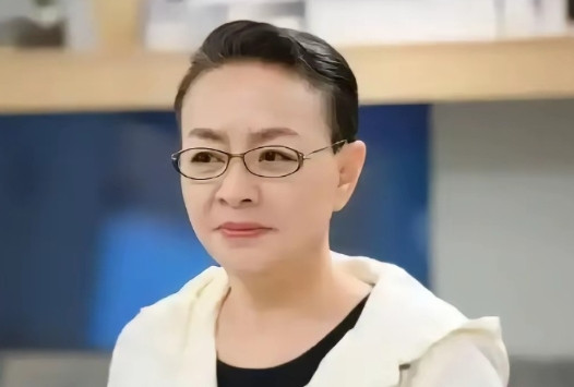 父亲开始“示好”了。但儿子没接话。​​英达去年改口，承认“过去关注不够”。巴图