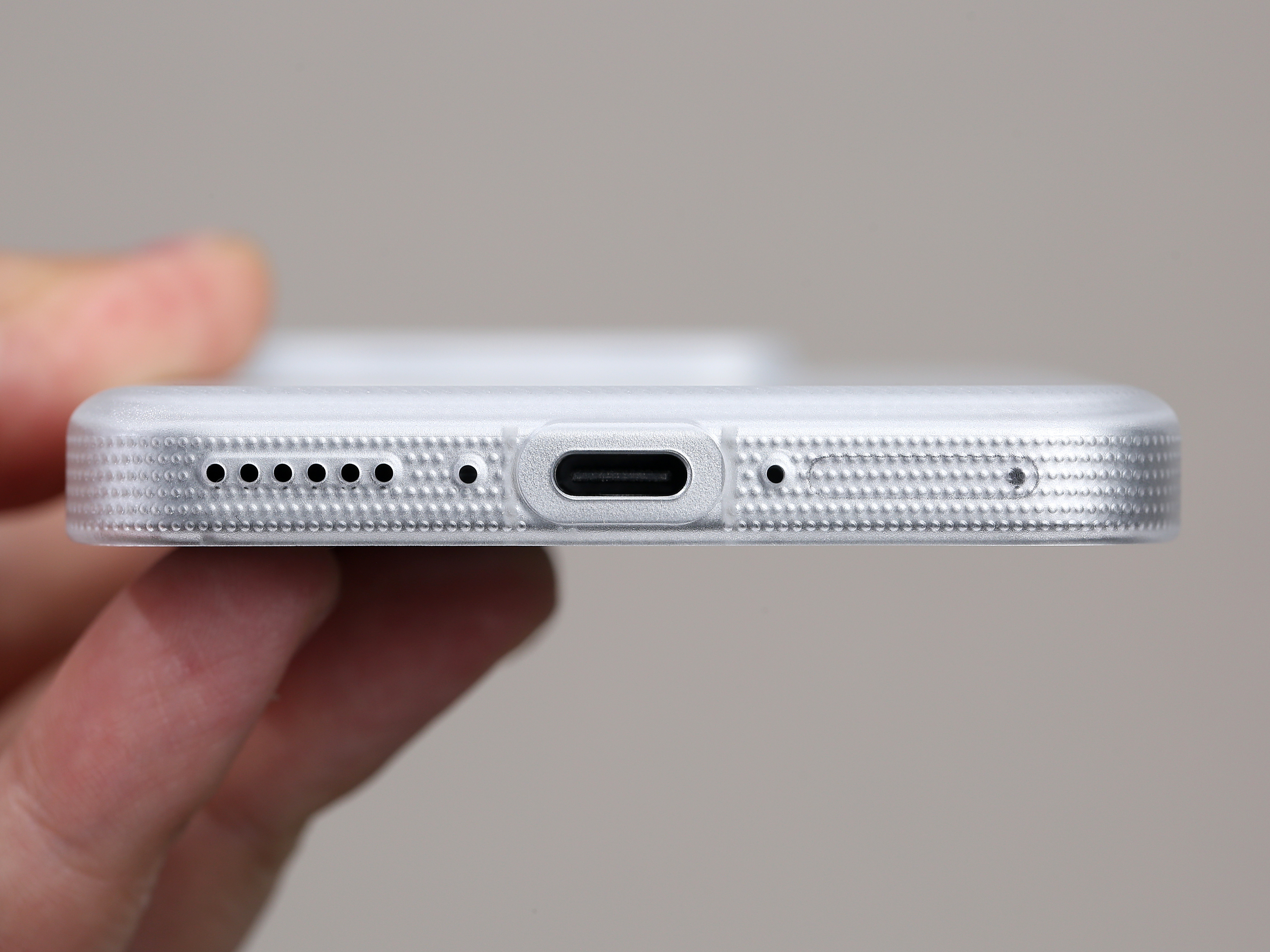 魅族22PC斜隐底部也是细节满满，扬声器孔跟麦克风依旧是熟悉的精孔设计，还