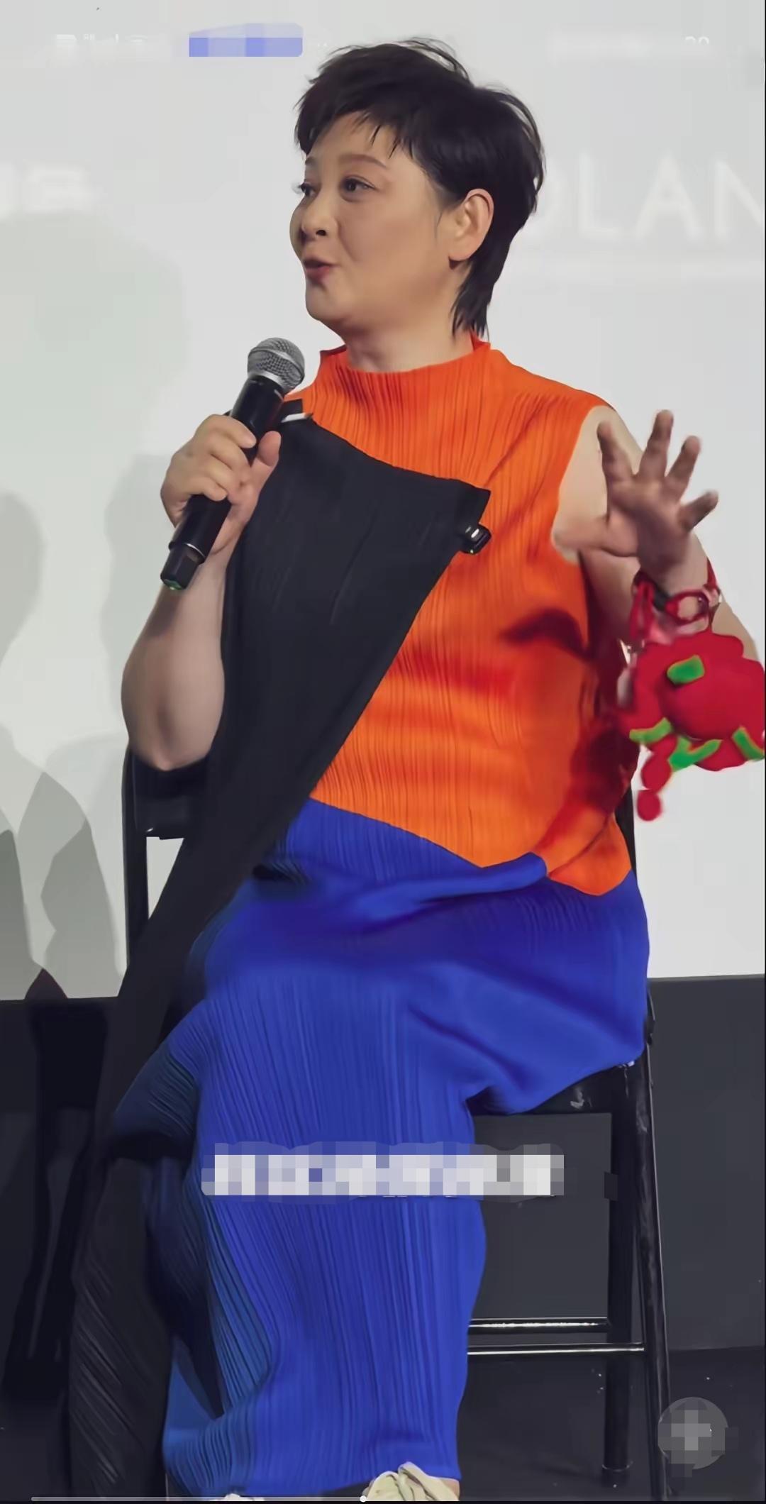 呵呵，徐帆这是穿的什么裙子啊，这样式，这颜色搭配也太土了，苕棒棒的。不知道徐帆为