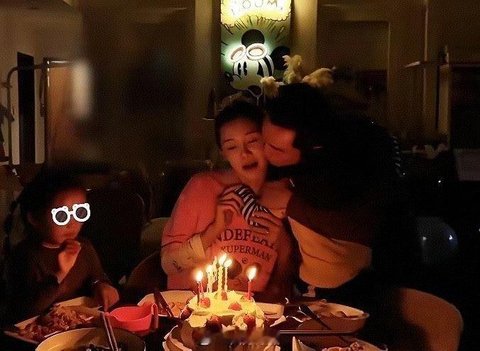 苗苗37岁生日，郑恺搂着她，弯腰亲脸颊真幸福！安娜和轩轩为妈妈唱歌，一家人简单庆