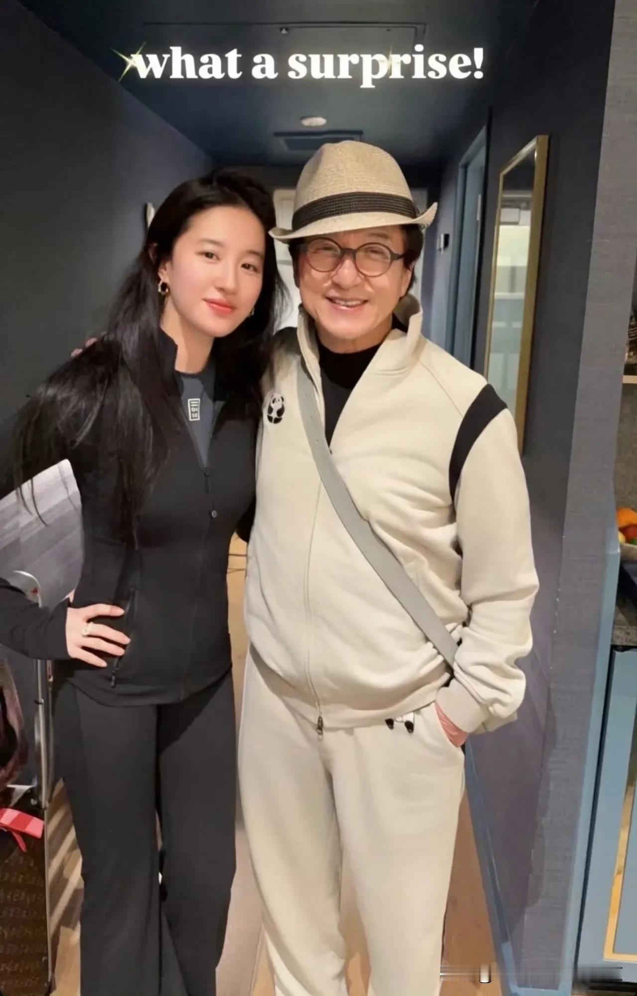 专业的摄影师,跟路人拍的就是不一样。前者是刘亦菲和成龙大哥的合照,后者是路人的