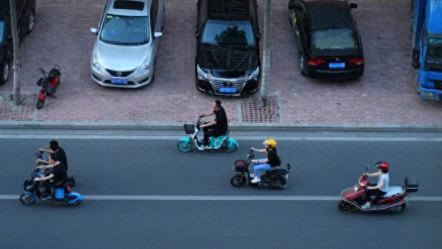 广州人日常出门，不管是走路、骑单车还是开小车，最怕的一件事，往往不是堵车，而是冷