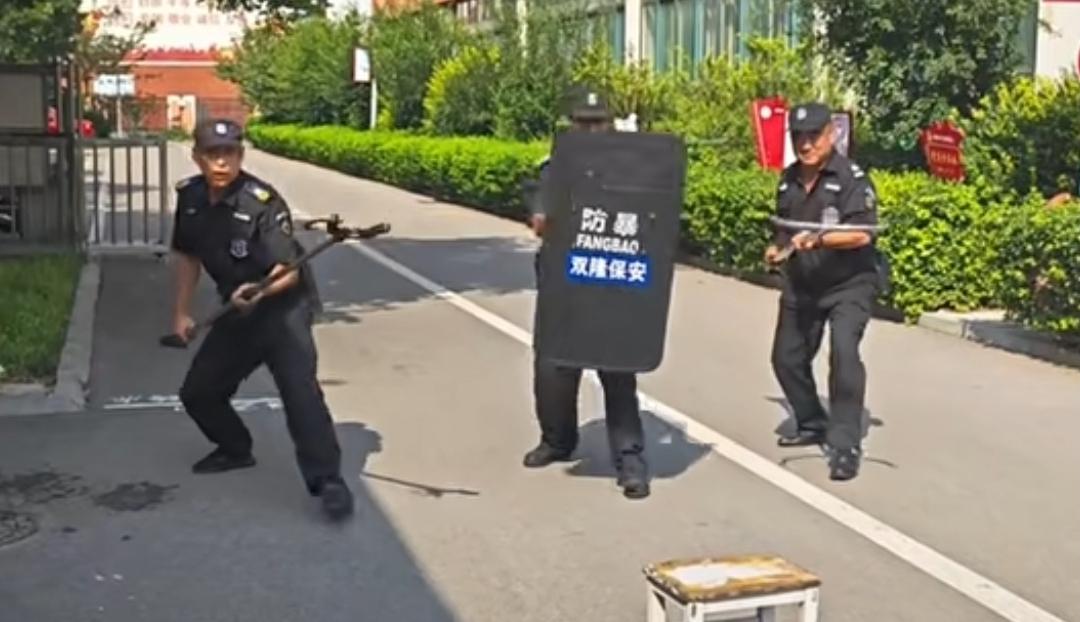 昨天下午路过一个小区，看到一群保安，扛着盾牌、拿着钢叉在模拟防暴演练。看着他们这