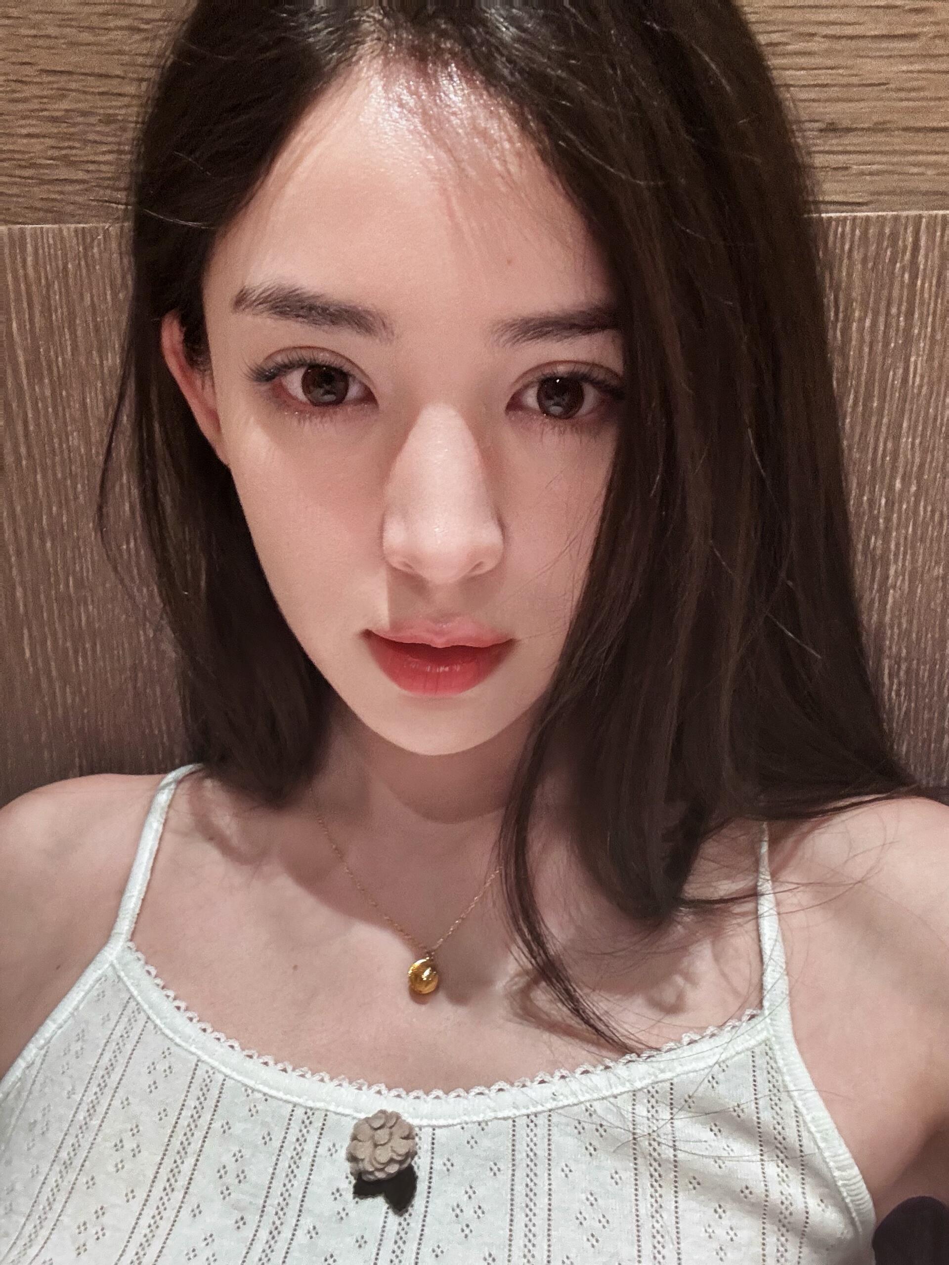 果然真正的浓颜标准是我已分不清她到底是化妆了还是素颜….​​​